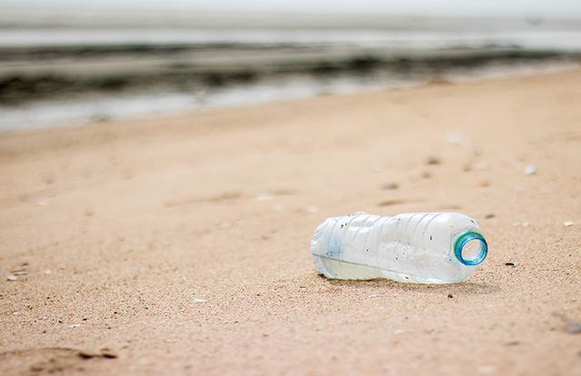 世界の海に流出しているプラスチックごみの総量「478万〜1,275万トン」 | 「タキレポ」産業用金物・工業用金物の「タキゲン」が発信するメディア